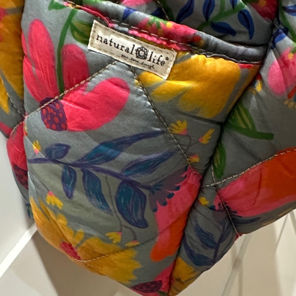 NATURAL LIFE Colorful Floral Quilted reversible Tote with side pockets - Picture 4 of 6